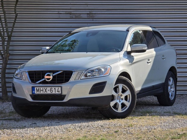Volvo XC60 2.4 D [D4] Momentum AWD 1v Gari! MO...